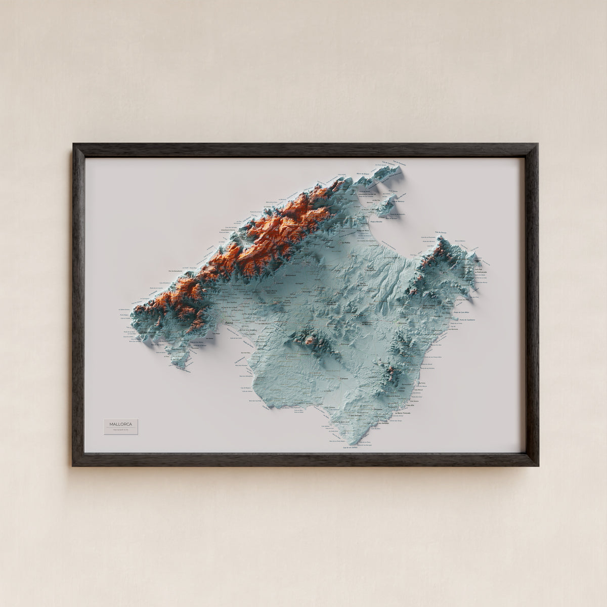 Mapa topogràfic de Mallorca, Blau i taronja, 61 × 91 cm: presentació en marc negre (marc no inclòs).