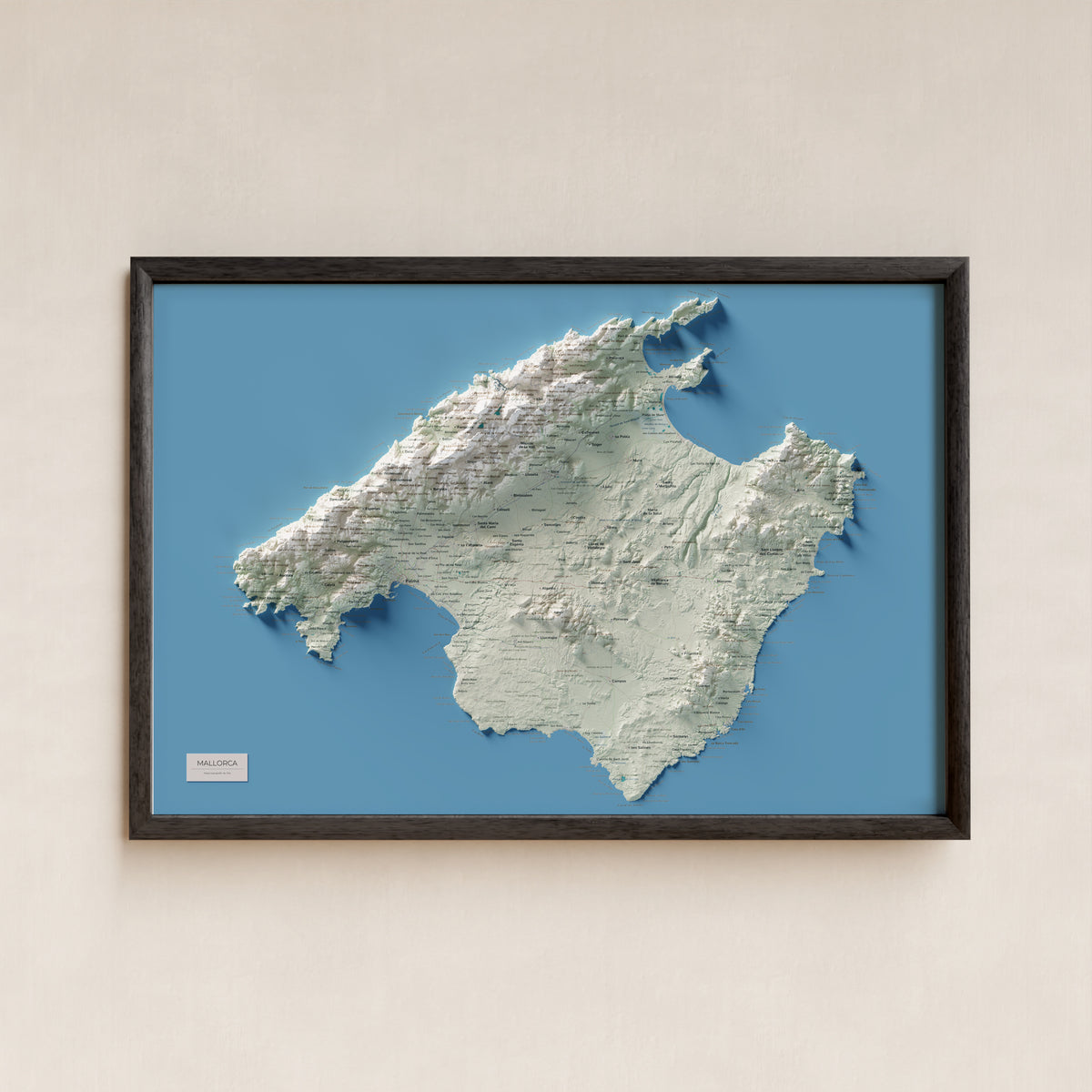 Mapa topogràfic de Mallorca, Cartogràfic, 61 × 91 cm: presentació en marc negre (marc no inclòs).