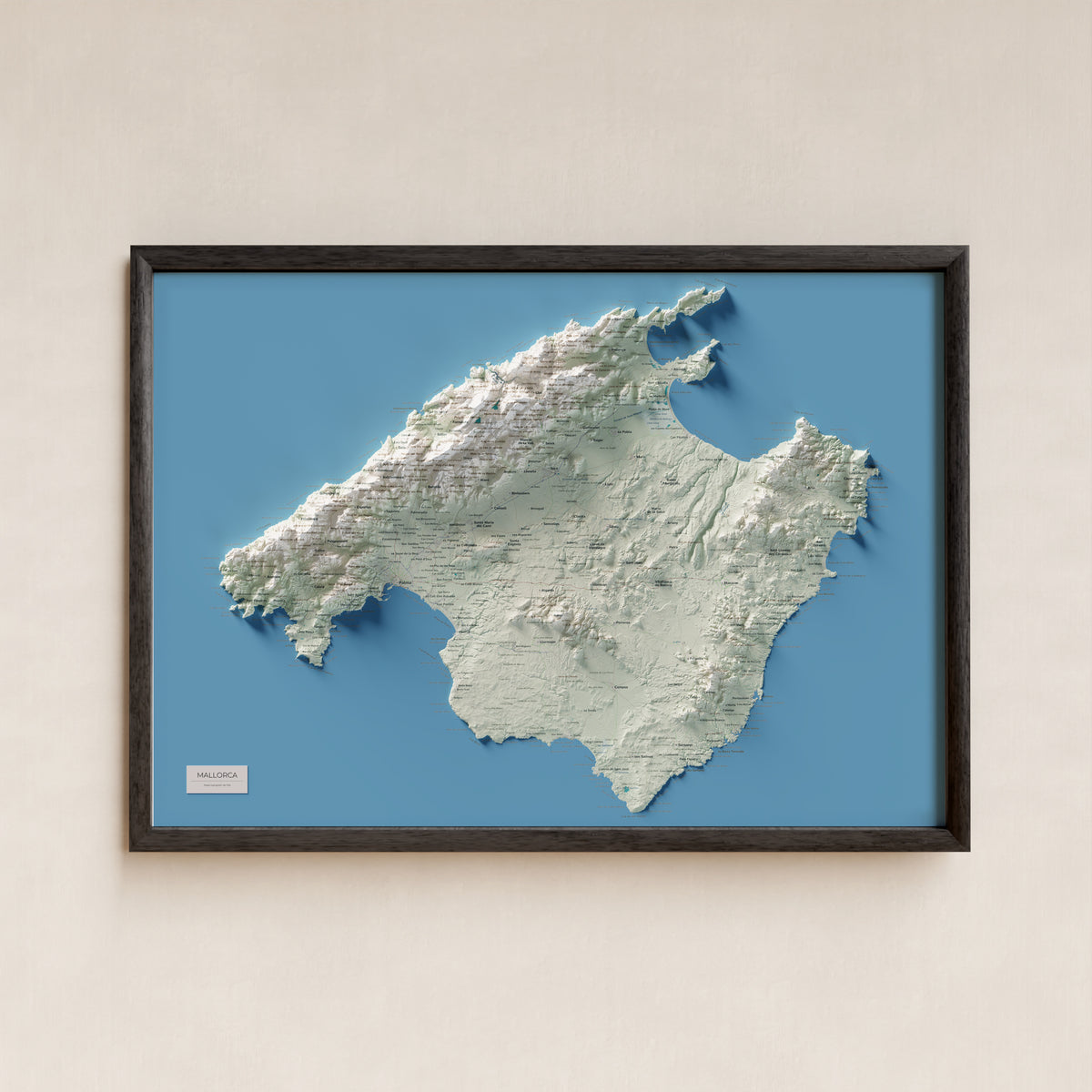Mapa topogràfic de Mallorca, Cartogràfic, 70 × 100 cm: presentació en marc negre (marc no inclòs).