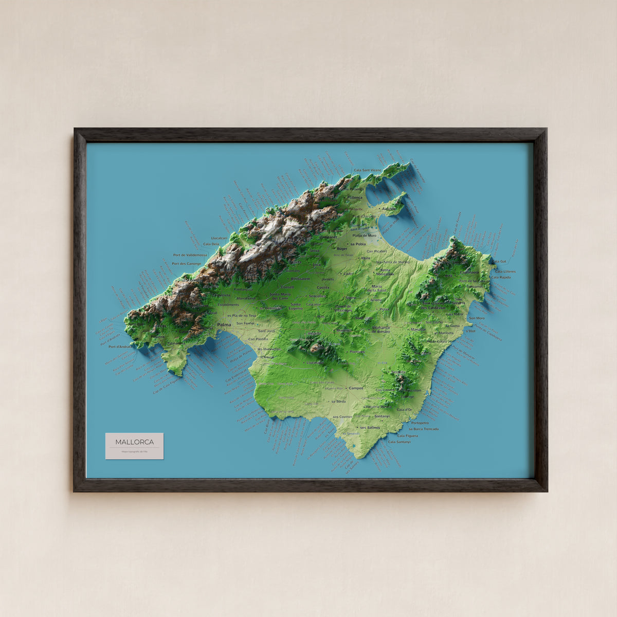 Edició octubre 2026 · Mapa topogràfic de Mallorca, Clàssic, 30 × 40 cm: presentació en marc negre (marc no inclòs).