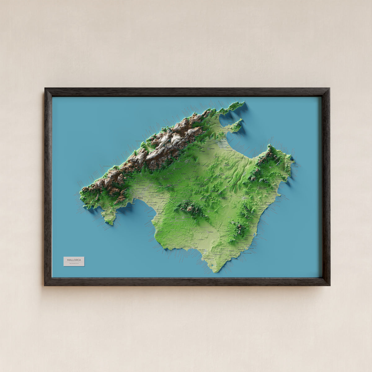 Edició octubre 2026 · Mapa topogràfic de Mallorca, Clàssic, 61 × 91 cm: presentació en marc negre (marc no inclòs).