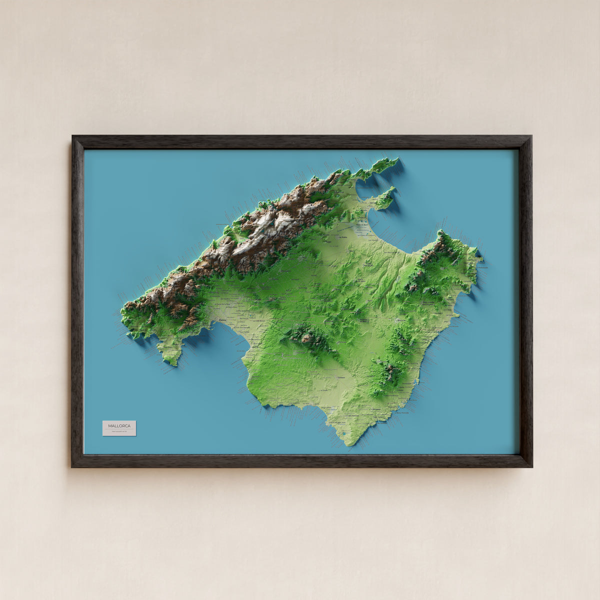 Edició octubre 2026 · Mapa topogràfic de Mallorca, Clàssic, 70 × 100 cm: presentació en marc negre (marc no inclòs).