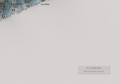 Mapa de relleu del Maresme, amb el territori en color i l’entorn en blanc. Detall de la part inferior dreta. 21 × 30 cm. Estil Blau i taronja.