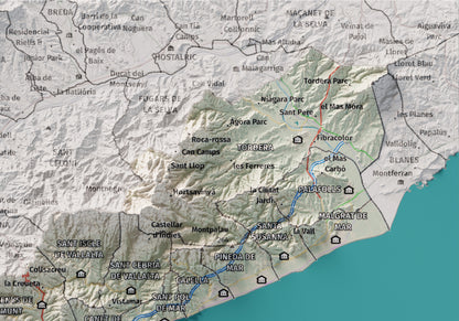 Mapa de relleu del Maresme, amb el territori en color i l’entorn en blanc. Detall de la part superior dreta. 21 × 30 cm. Estil Cartogràfic.