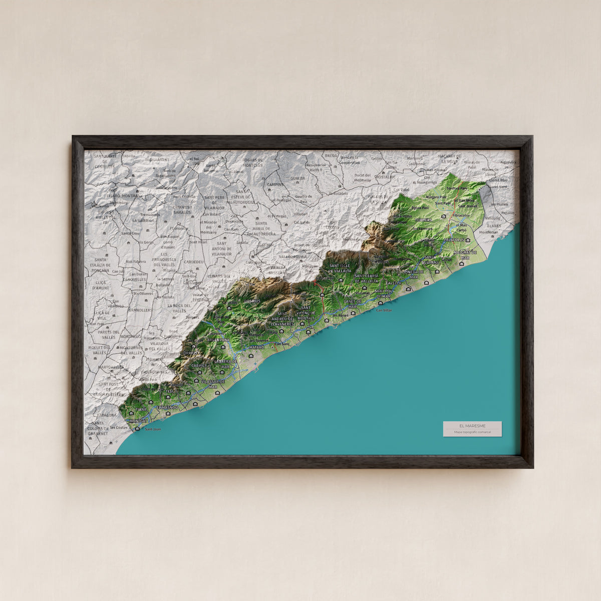 Mapa de relleu del Maresme, amb el territori en color i l’entorn en blanc. Presentació amb marc. 21 × 30 cm. Estil Clàssic.