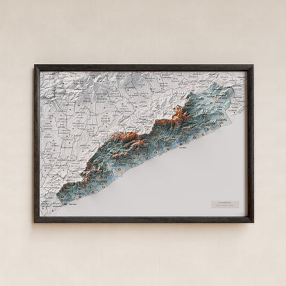 Mapa de relleu del Maresme, amb el territori en color i l’entorn en blanc. Presentació amb marc. 21 × 30 cm. Estil Blau i taronja.