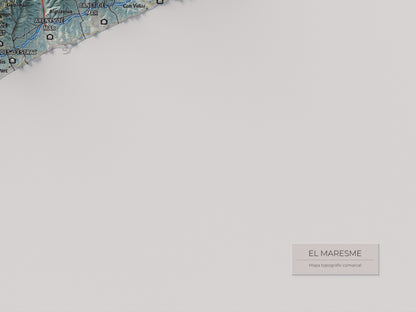 Mapa de relleu del Maresme, amb el territori en color i l’entorn en blanc. Detall de la part inferior dreta. 30 × 40 cm. Estil Blau i taronja.