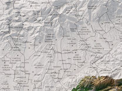 Mapa de relleu del Maresme, amb el territori en color i l’entorn en blanc. Detall de la part superior esquerra. 30 × 40 cm. Estil Clàssic.
