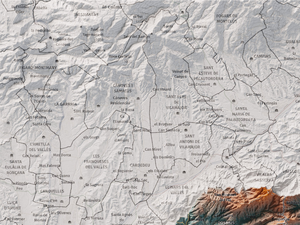 Mapa de relleu del Maresme, amb el territori en color i l’entorn en blanc. Detall de la part superior esquerra. 30 × 40 cm. Estil Blau i taronja.