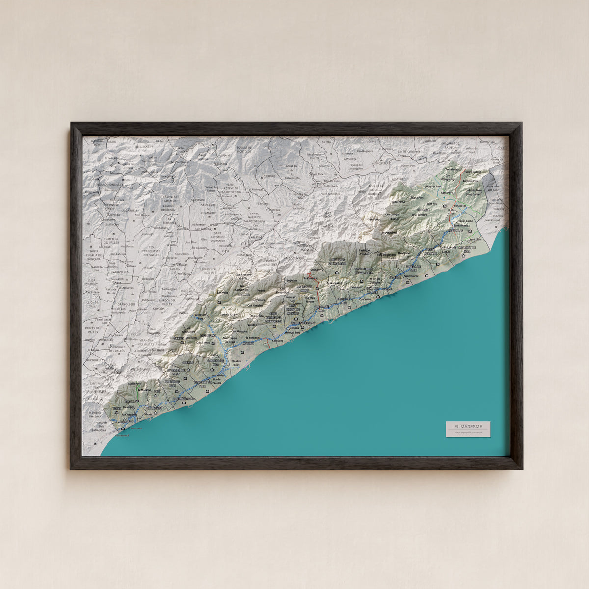 Mapa de relleu del Maresme, amb el territori en color i l’entorn en blanc. Presentació amb marc. 30 × 40 cm. Estil Cartogràfic.