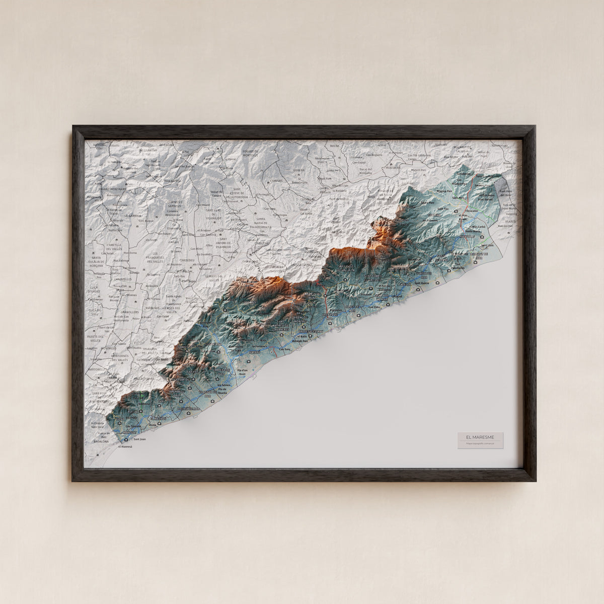 Mapa de relleu del Maresme, amb el territori en color i l’entorn en blanc. Presentació amb marc. 30 × 40 cm. Estil Blau i taronja.