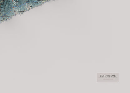 Mapa de relleu del Maresme, amb el territori en color i l’entorn en blanc. Detall de la part inferior dreta. 50 × 70 cm. Estil Blau i taronja.