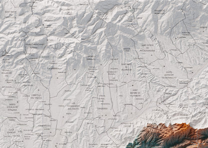 Mapa de relleu del Maresme, amb el territori en color i l’entorn en blanc. Detall de la part superior esquerra. 50 × 70 cm. Estil Blau i taronja.