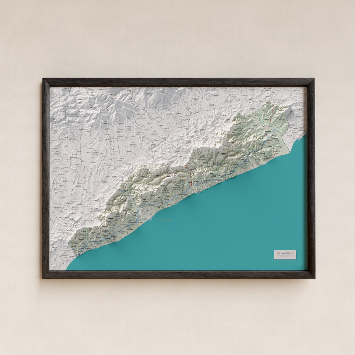 Mapa de relleu del Maresme, amb el territori en color i l’entorn en blanc. Presentació amb marc. 50 × 70 cm. Estil Cartogràfic.