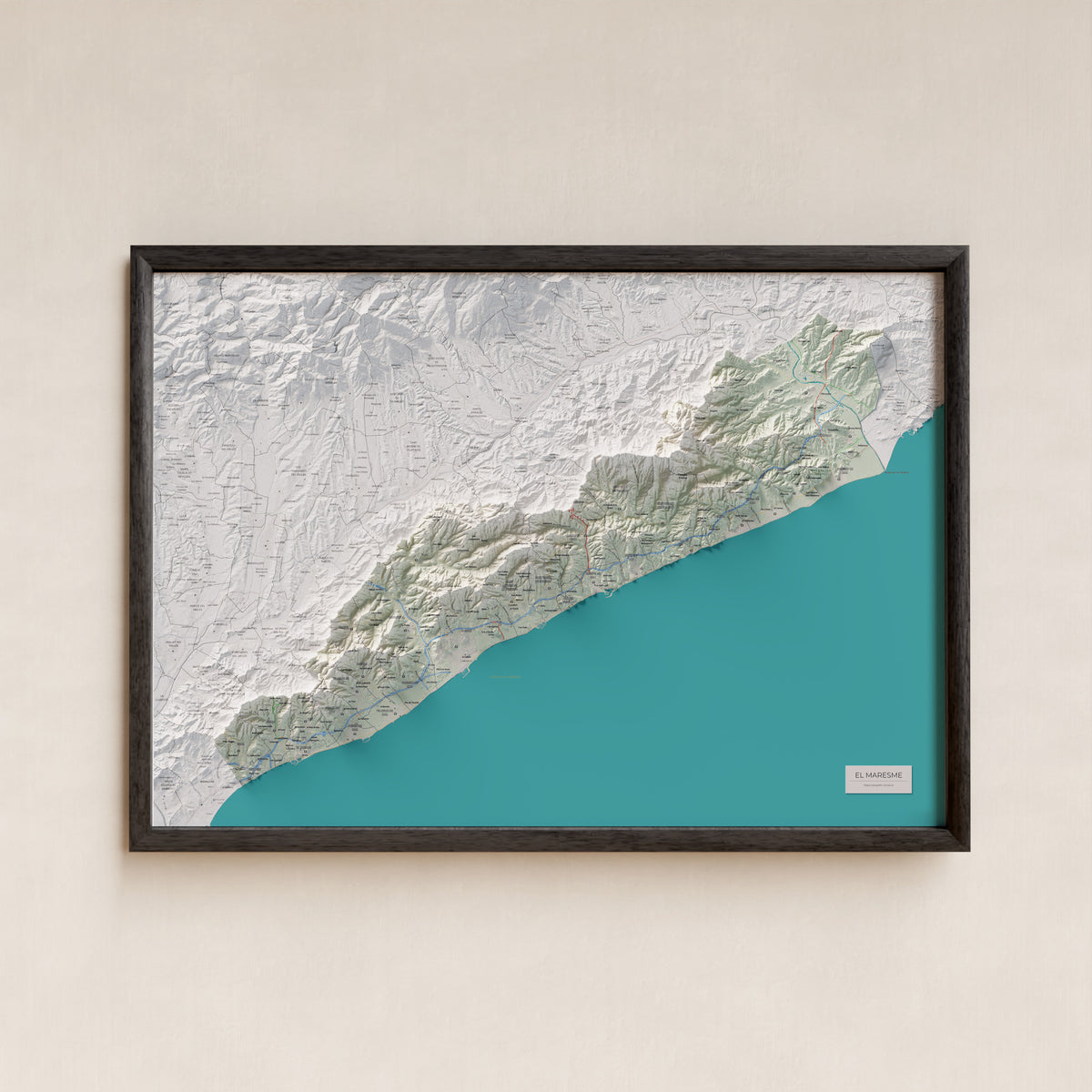Mapa de relleu del Maresme, amb el territori en color i l’entorn en blanc. Presentació amb marc. 70 × 100 cm. Estil Cartogràfic.