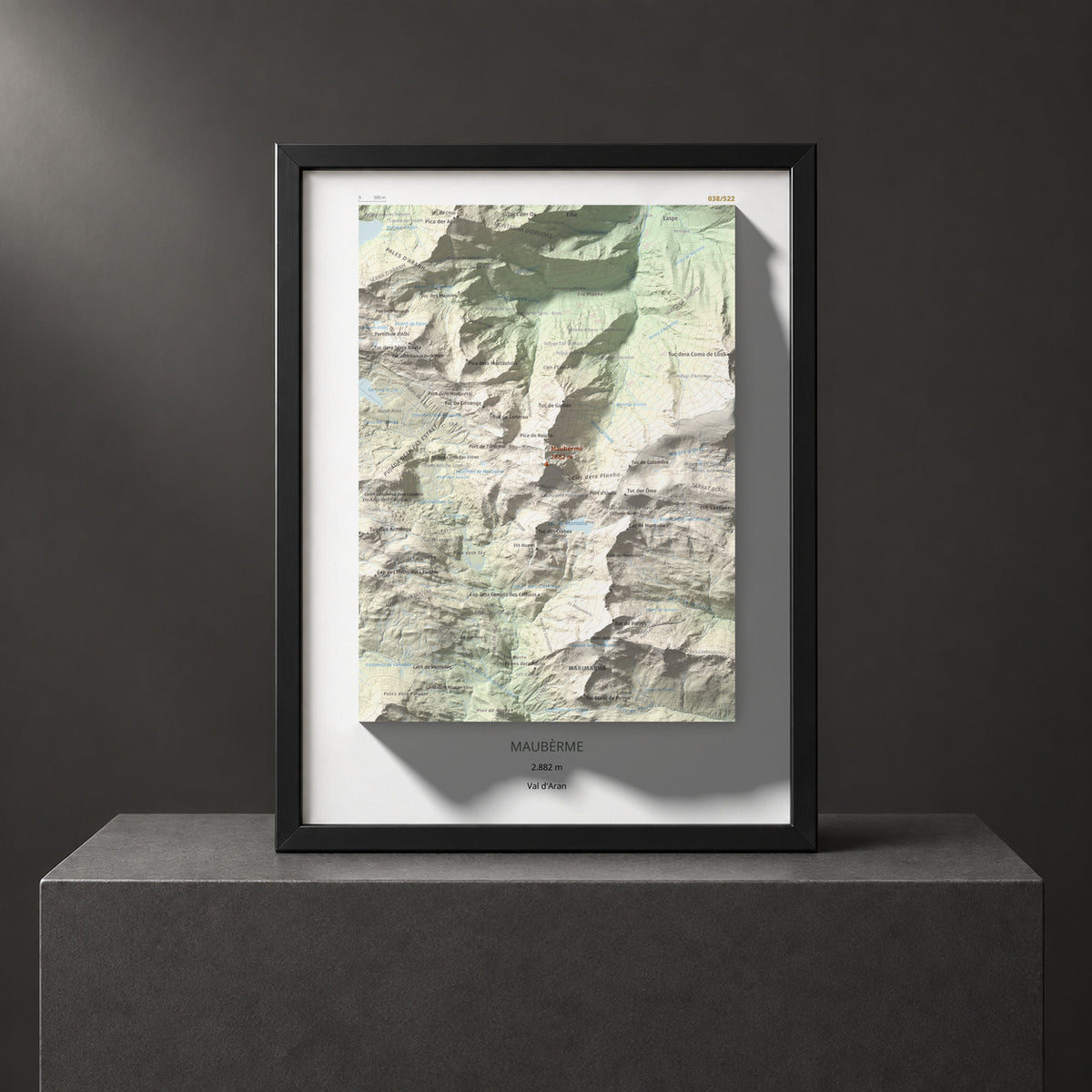 Mapa de relieve de Maubèrme, 2882 m, Val d'Aran, lámina 100 Cims de Trobart. Presentación enmarcada. 30 × 40 cm.