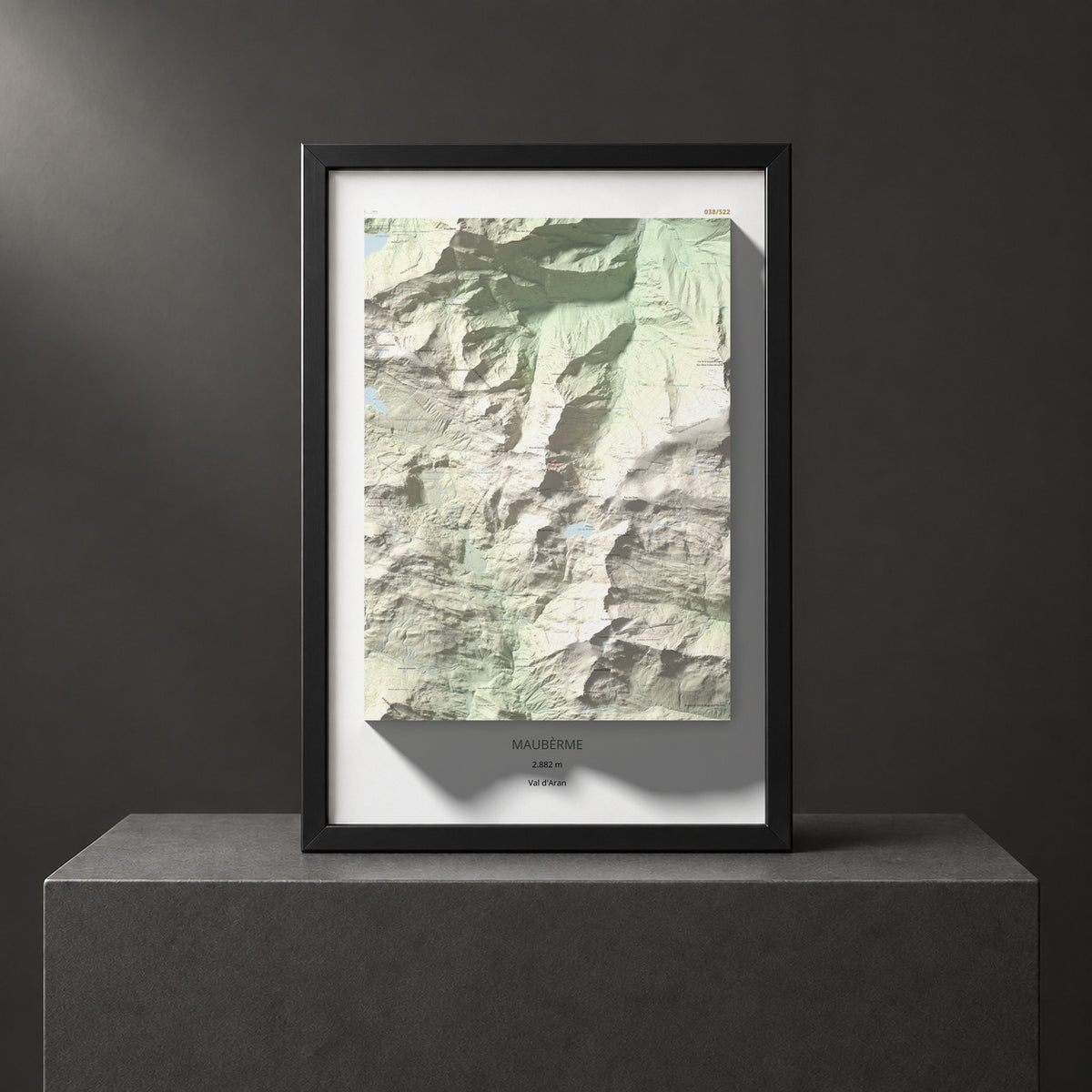 Mapa de relieve de Maubèrme, 2882 m, Val d'Aran, lámina 100 Cims de Trobart. Presentación enmarcada. 61 × 91 cm.