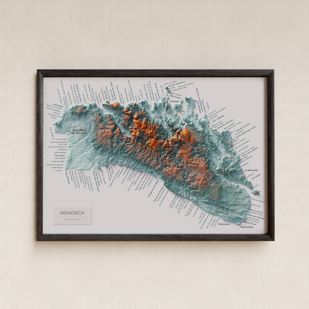 Edició octubre 2026 · Mapa topogràfic de Menorca, Blau i taronja, 21 × 30 cm: presentació en marc negre (marc no inclòs).