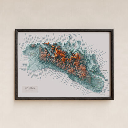 Edició octubre 2026 · Mapa topogràfic de Menorca, Blau i taronja, 21 × 30 cm: presentació en marc negre (marc no inclòs).