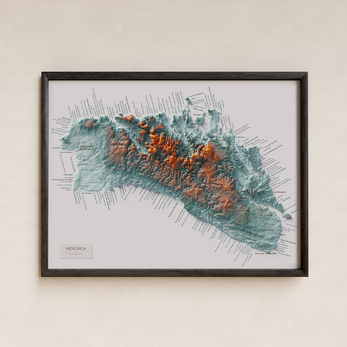 Edició octubre 2026 · Mapa topogràfic de Menorca, Blau i taronja, 30 × 40 cm: presentació en marc negre (marc no inclòs).