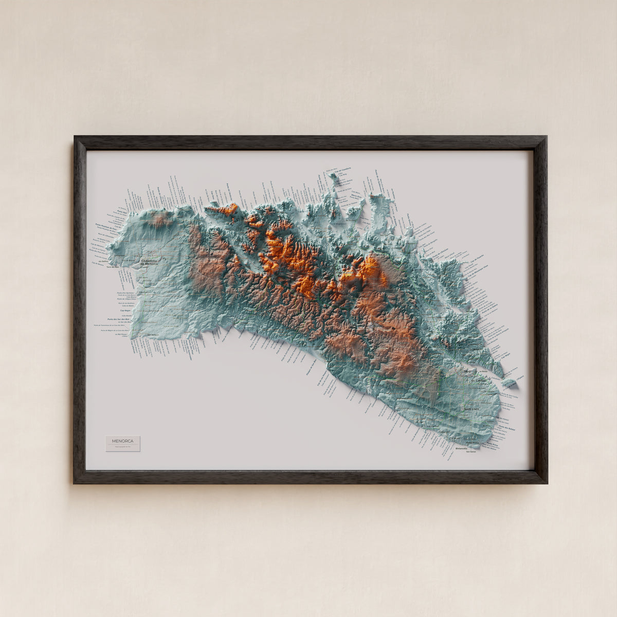 Edició octubre 2026 · Mapa topogràfic de Menorca, Blau i taronja, 50 × 70 cm: presentació en marc negre (marc no inclòs).
