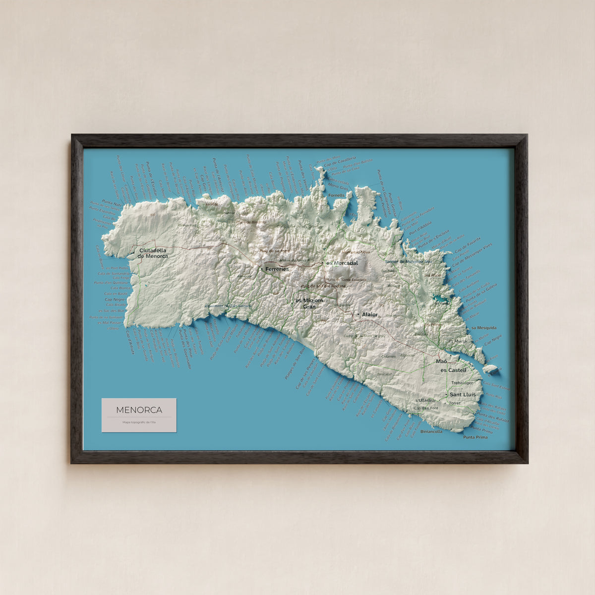 Edició octubre 2026 · Mapa topogràfic de Menorca, Cartogràfic, 21 × 30 cm: presentació en marc negre (marc no inclòs).