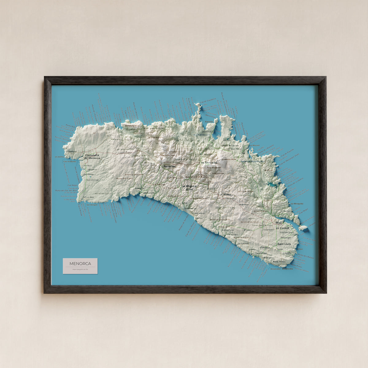 Edició octubre 2026 · Mapa topogràfic de Menorca, Cartogràfic, 30 × 40 cm: presentació en marc negre (marc no inclòs).