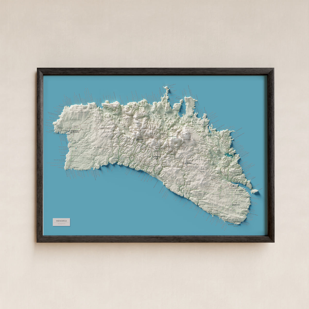 Edició octubre 2026 · Mapa topogràfic de Menorca, Cartogràfic, 50 × 70 cm: presentació en marc negre (marc no inclòs).