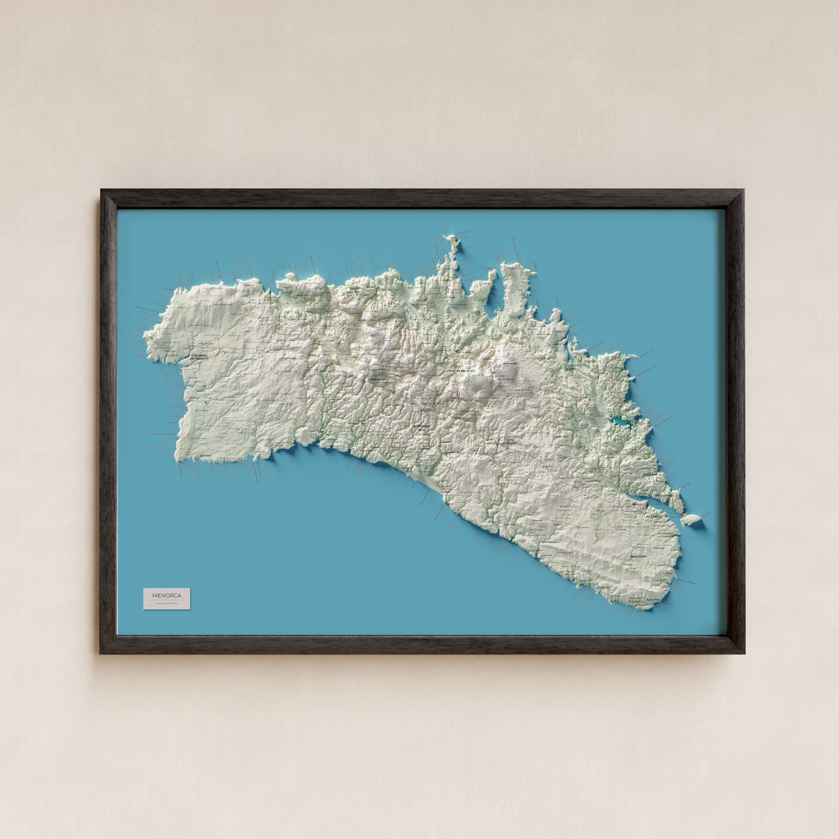 Edició octubre 2026 · Mapa topogràfic de Menorca, Cartogràfic, 70 × 100 cm: presentació en marc negre (marc no inclòs).