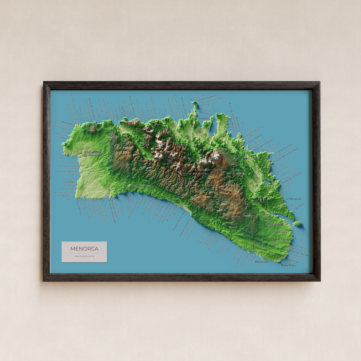 Edició octubre 2026 · Mapa topogràfic de Menorca, Clàssic, 21 × 30 cm: presentació en marc negre (marc no inclòs).