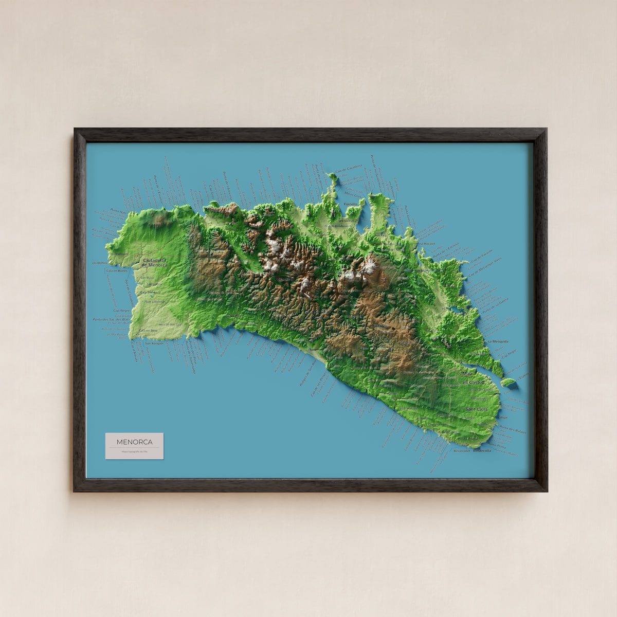 Edició octubre 2026 · Mapa topogràfic de Menorca, Clàssic, 30 × 40 cm: presentació en marc negre (marc no inclòs).