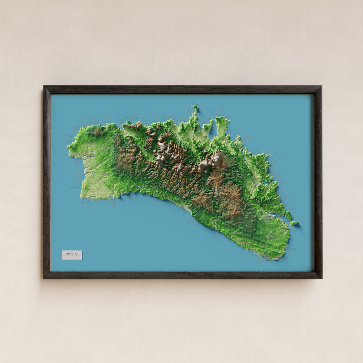 Edició octubre 2026 · Mapa topogràfic de Menorca, Clàssic, 61 × 91 cm: presentació en marc negre (marc no inclòs).