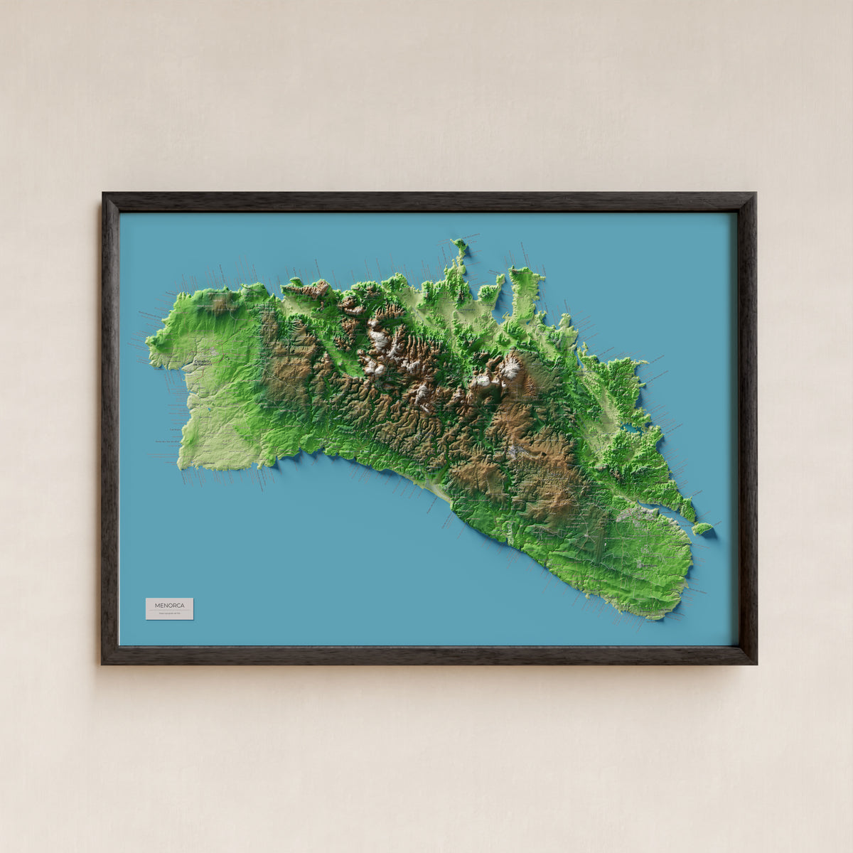 Edició octubre 2026 · Mapa topogràfic de Menorca, Clàssic, 70 × 100 cm: presentació en marc negre (marc no inclòs).