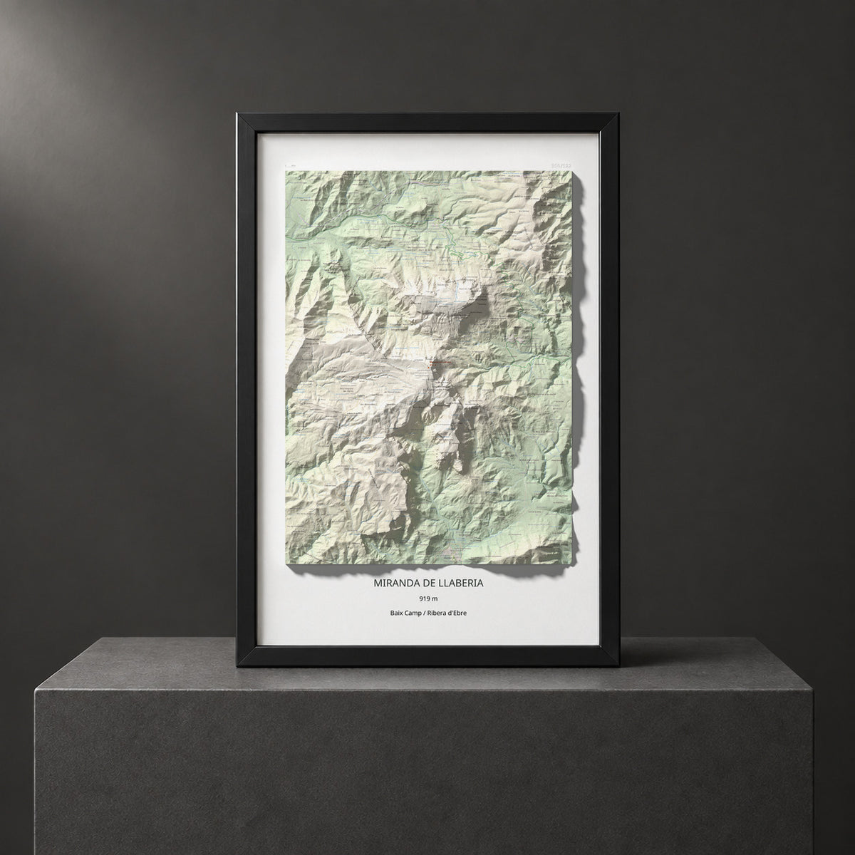 Mapa de relieve de Miranda de Llaberia, 919 m, Baix Camp · Ribera d'Ebre, lámina 100 Cims de Trobart. Presentación enmarcada. 61 × 91 cm.