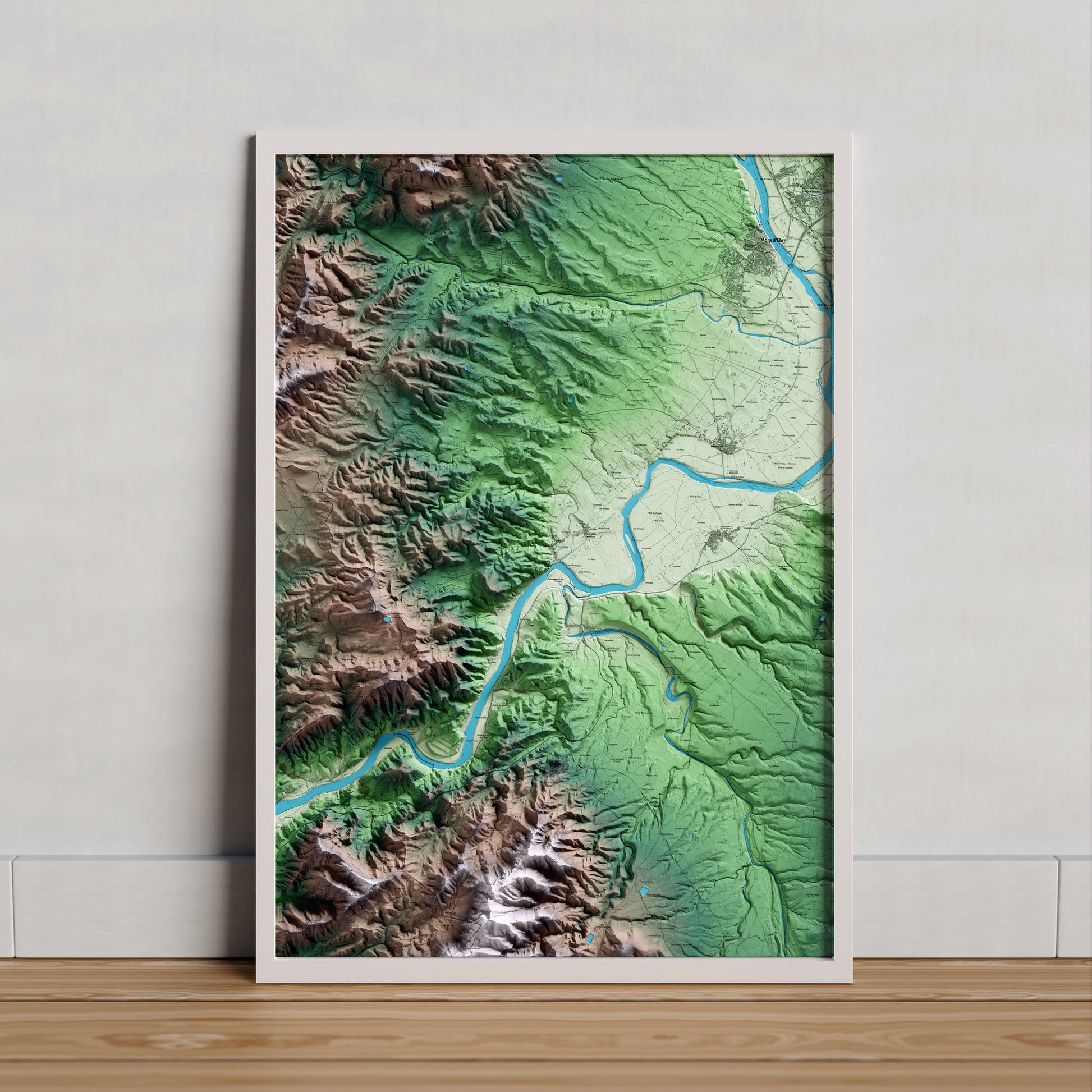 Mapa artístico del relieve de Miravet, a la Ribera de Ebro, con 15 km de entorno y base topográfica ICGC. Presentación enmarcada.