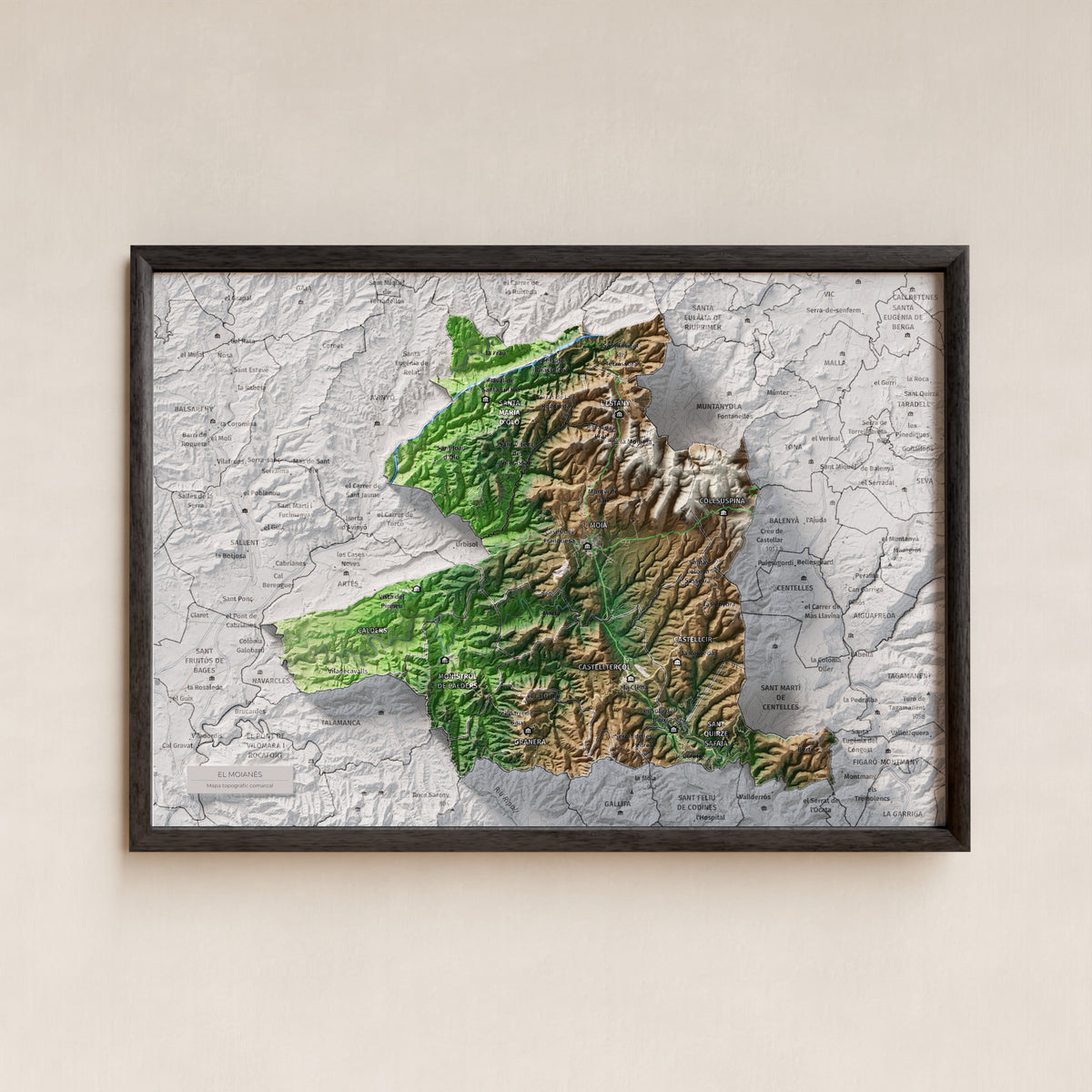 Mapa de relleu del Moianès, amb el territori en color i l’entorn en blanc. Presentació amb marc. 21 × 30 cm. Estil Clàssic.
