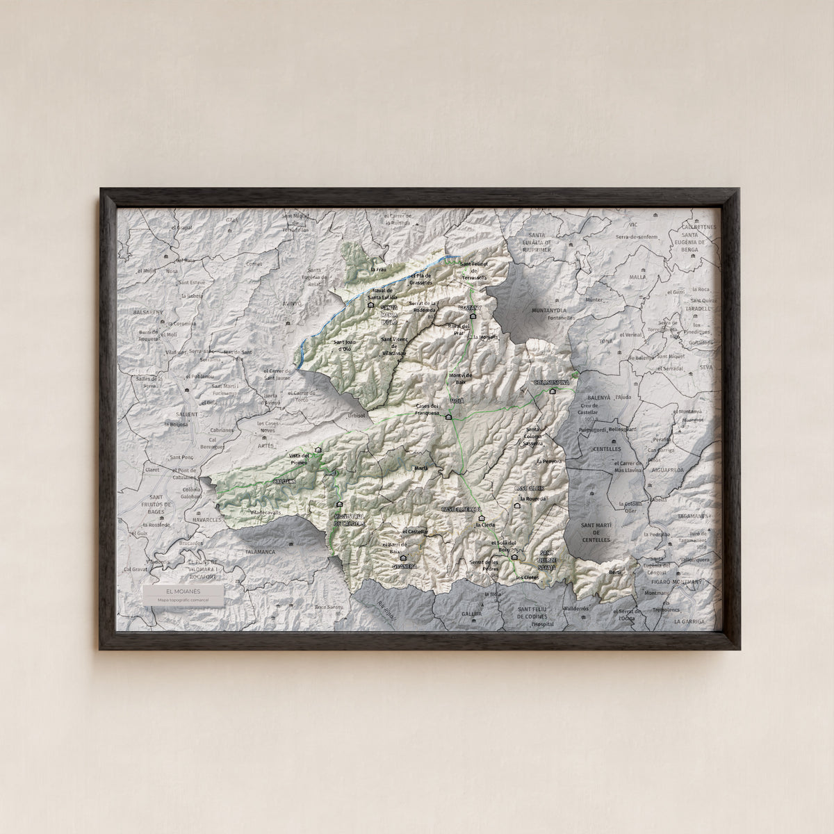 Mapa de relleu del Moianès, amb el territori en color i l’entorn en blanc. Presentació amb marc. 21 × 30 cm. Estil Cartogràfic.
