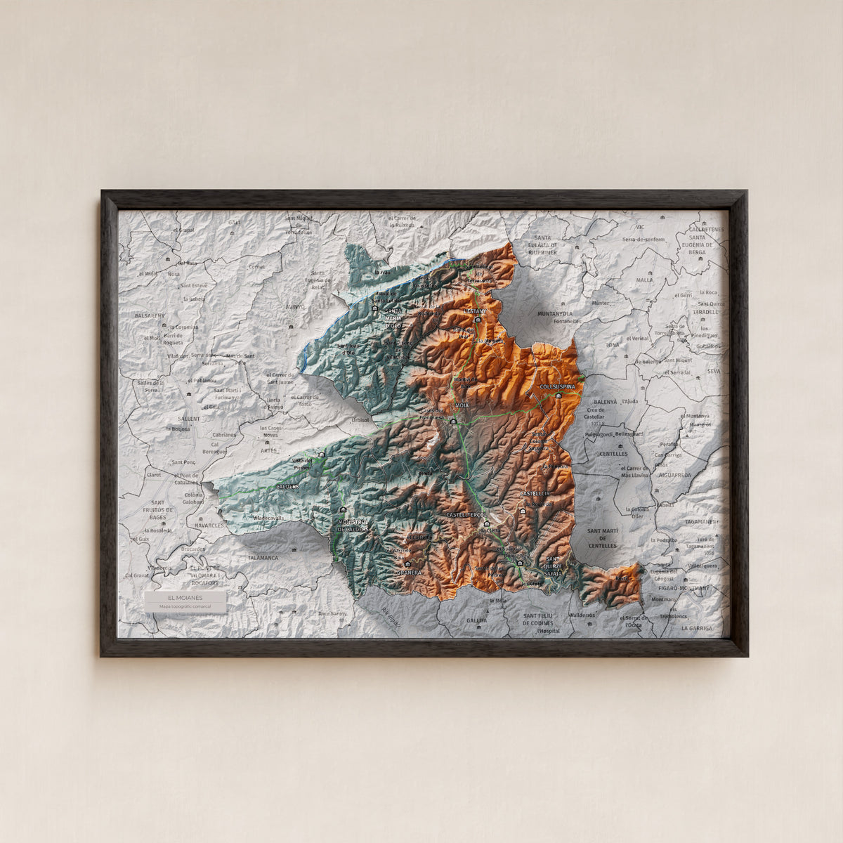 Mapa de relleu del Moianès, amb el territori en color i l’entorn en blanc. Presentació amb marc. 21 × 30 cm. Estil Blau i taronja.