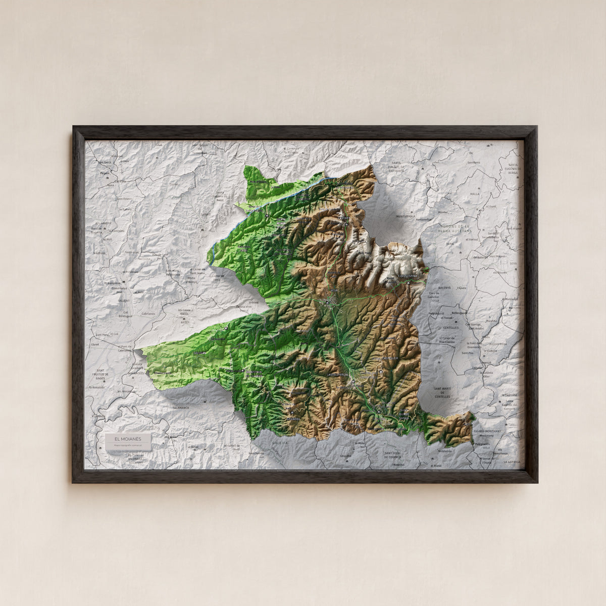 Mapa de relleu del Moianès, amb el territori en color i l’entorn en blanc. Presentació amb marc. 30 × 40 cm. Estil Clàssic.