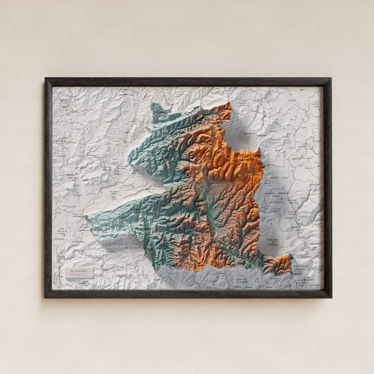 Mapa de relleu del Moianès, amb el territori en color i l’entorn en blanc. Presentació amb marc. 30 × 40 cm. Estil Blau i taronja.