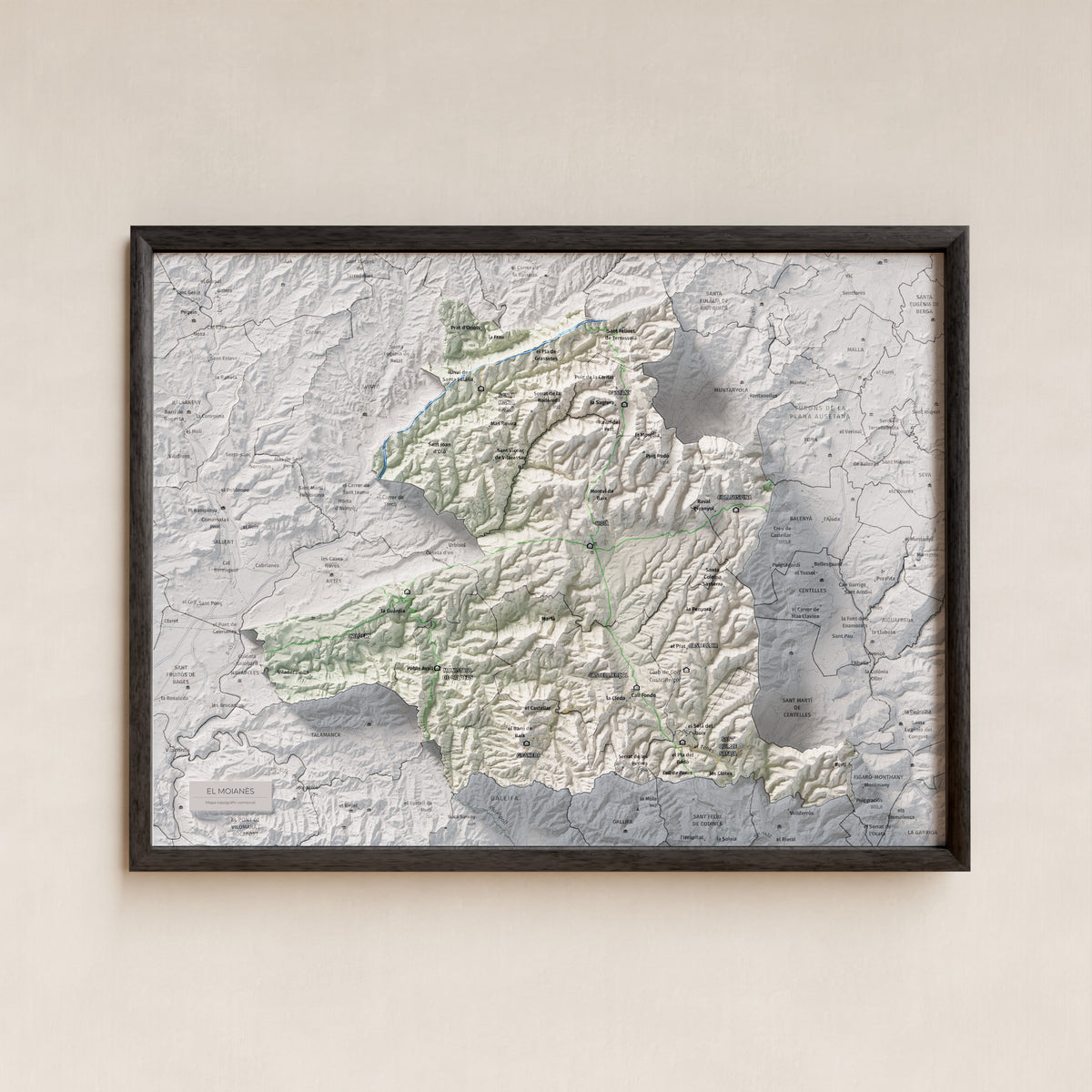 Mapa de relleu del Moianès, amb el territori en color i l’entorn en blanc. Presentació amb marc. 30 × 40 cm. Estil Cartogràfic.
