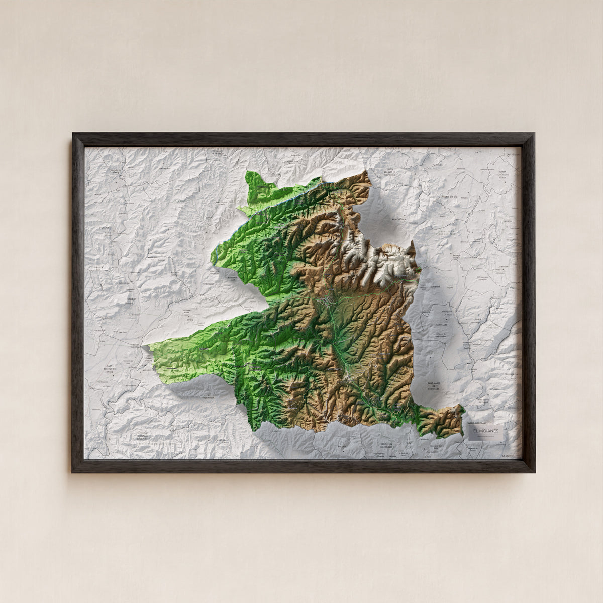 Mapa de relleu del Moianès, amb el territori en color i l’entorn en blanc. Presentació amb marc. 50 × 70 cm. Estil Clàssic.