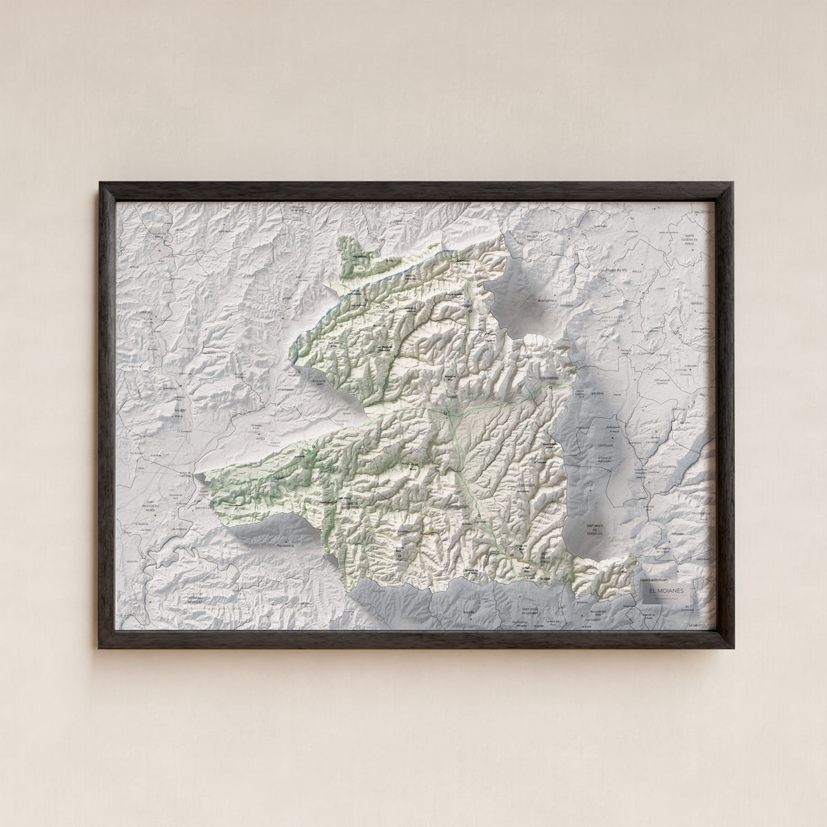 Mapa de relleu del Moianès, amb el territori en color i l’entorn en blanc. Presentació amb marc. 50 × 70 cm. Estil Cartogràfic.
