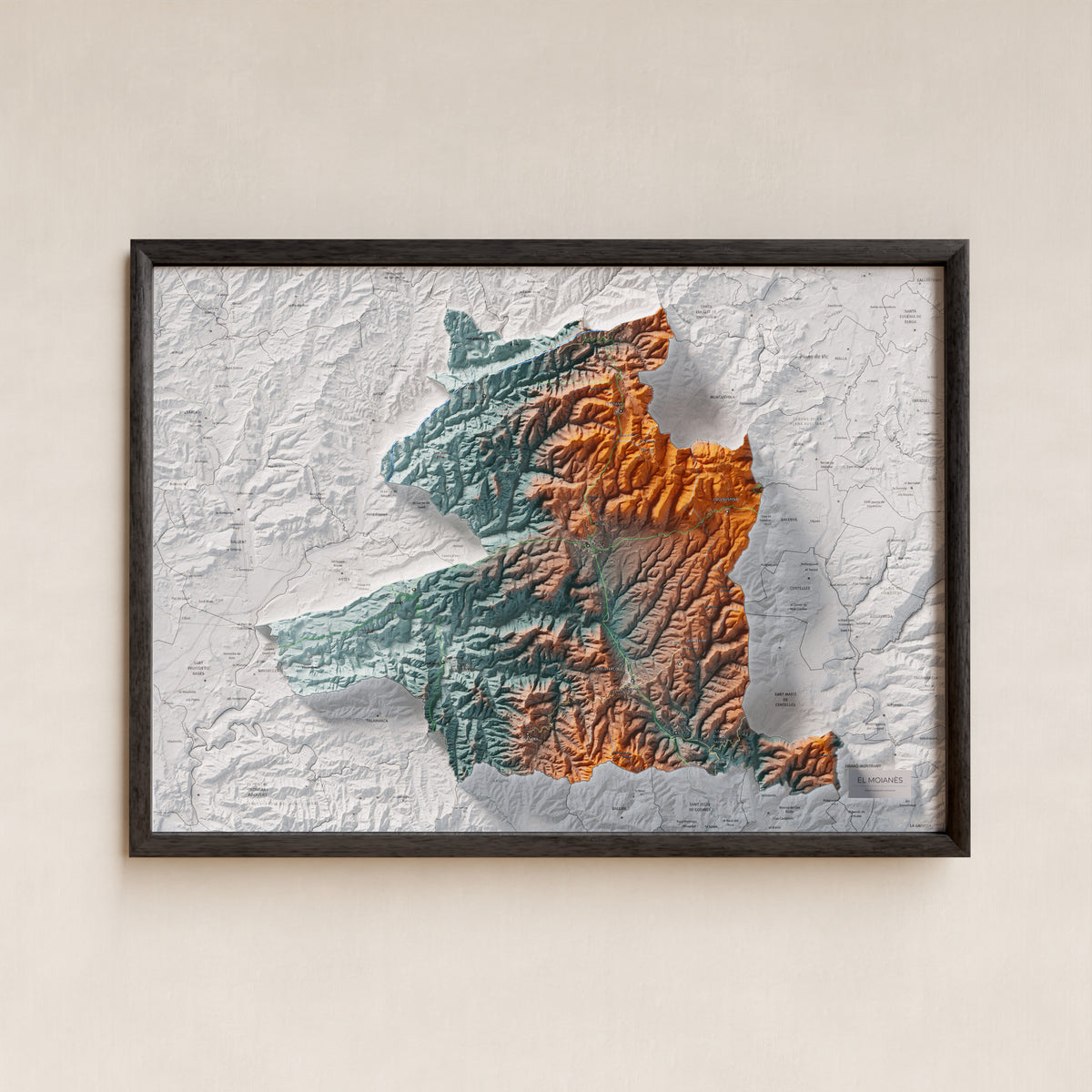 Mapa de relleu del Moianès, amb el territori en color i l’entorn en blanc. Presentació amb marc. 50 × 70 cm. Estil Blau i taronja.