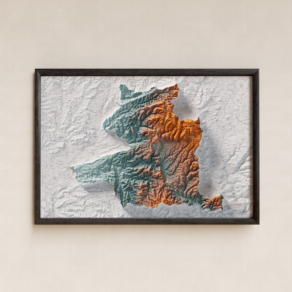 Mapa de relleu del Moianès, amb el territori en color i l’entorn en blanc. Presentació amb marc. 61 × 91 cm. Estil Blau i taronja.