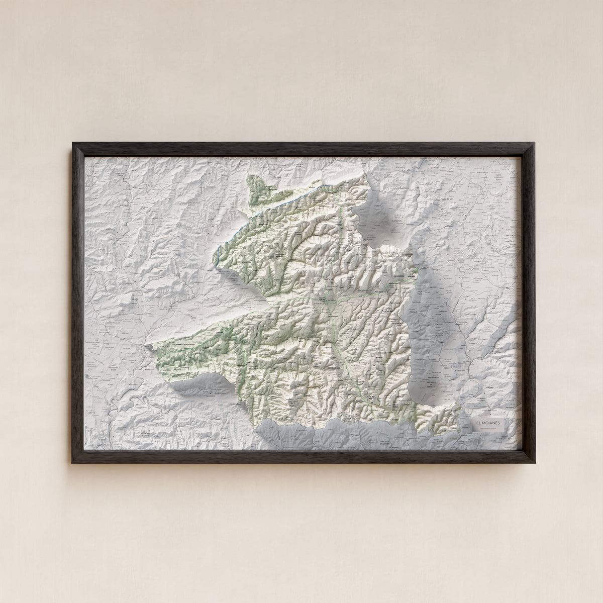 Mapa de relleu del Moianès, amb el territori en color i l’entorn en blanc. Presentació amb marc. 61 × 91 cm. Estil Cartogràfic.