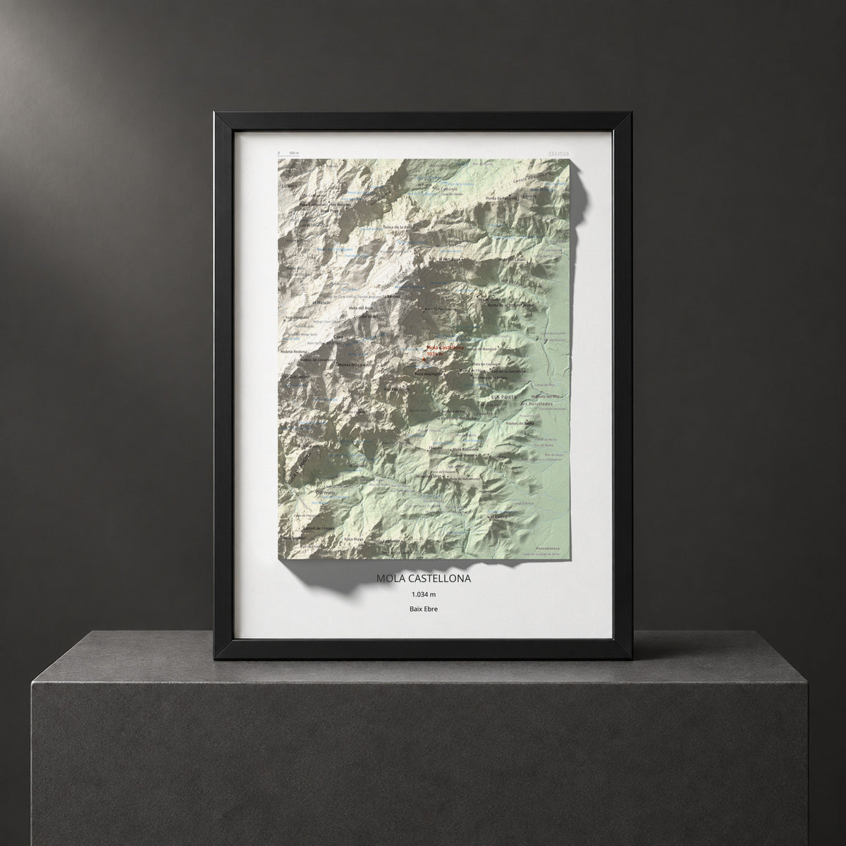 Mapa de relieve de Mola Castellona, 1034 m, Baix Ebre, lámina 100 Cims de Trobart. Presentación enmarcada. 30 × 40 cm.