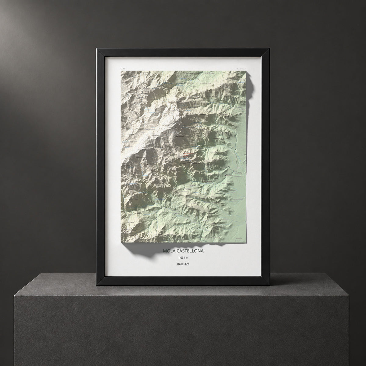 Mapa de relieve de Mola Castellona, 1034 m, Baix Ebre, lámina 100 Cims de Trobart. Presentación enmarcada. 50 × 70 cm.