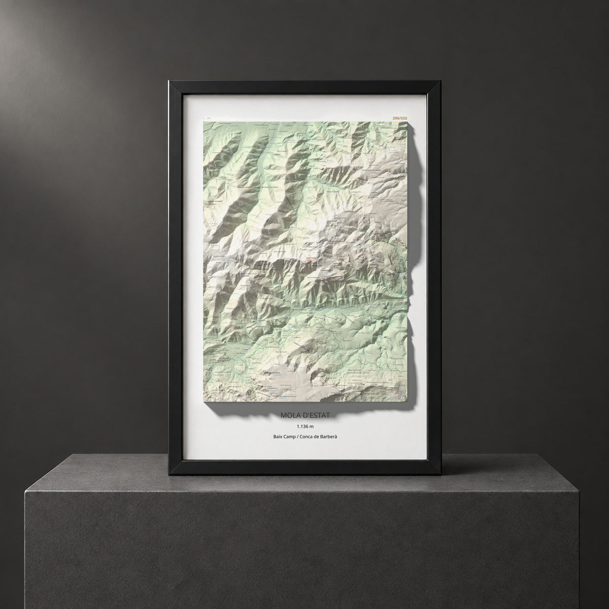 Mapa de relieve de Mola d'Estat, 1136 m, Baix Camp · Conca de Barberà, lámina 100 Cims de Trobart. Presentación enmarcada. 61 × 91 cm.