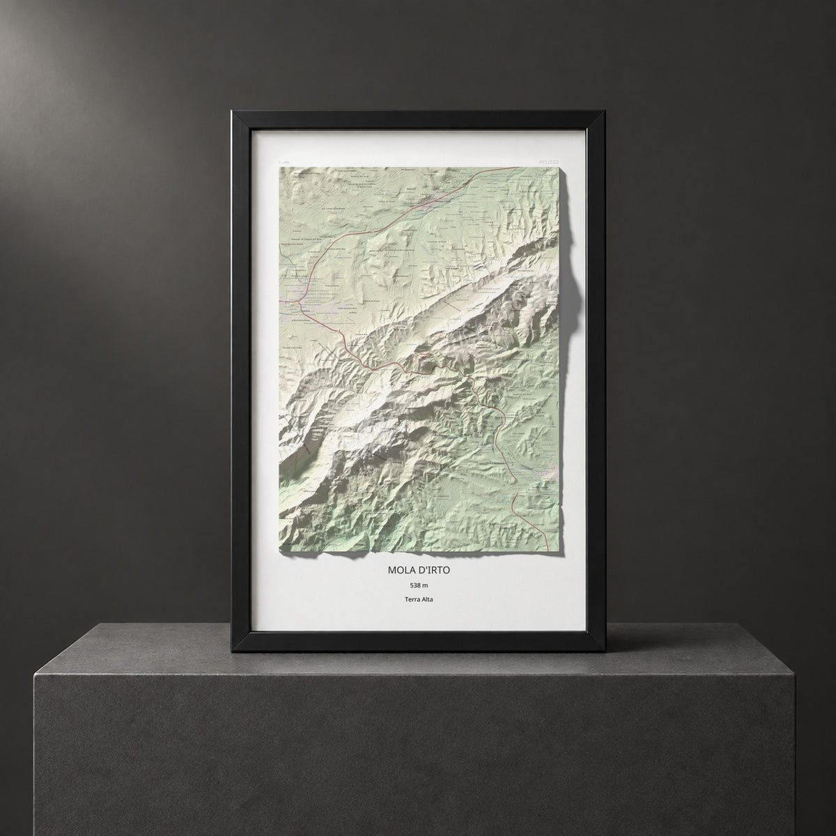 Mapa topográfico del relieve: Mola d'Irto, 538 m. Presentación enmarcada. 61 × 91 cm.